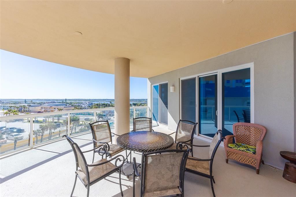 En Venta: $699,900 (3 camas, 3 baños, 2157 Pies cuadrados)