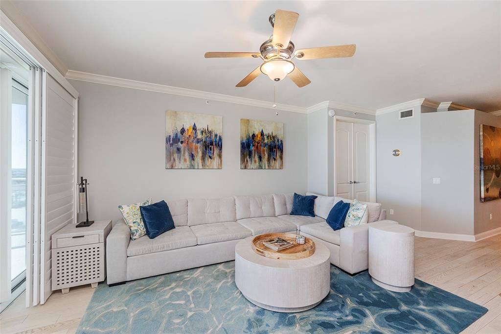 En Venta: $699,900 (3 camas, 3 baños, 2157 Pies cuadrados)