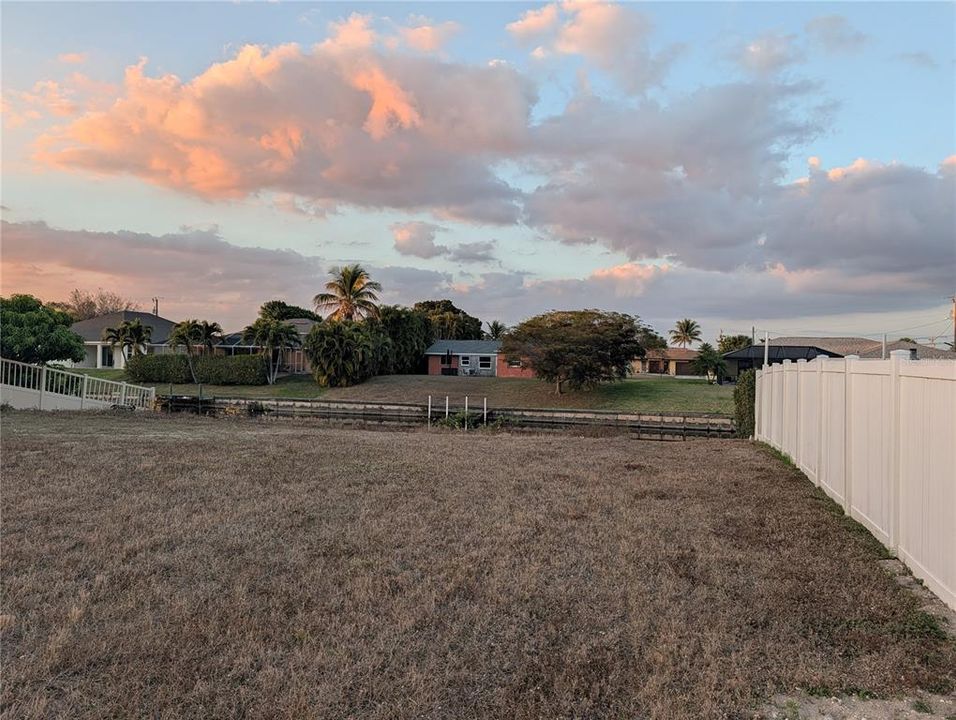 На продажу: $195,000 (0.23 acres)