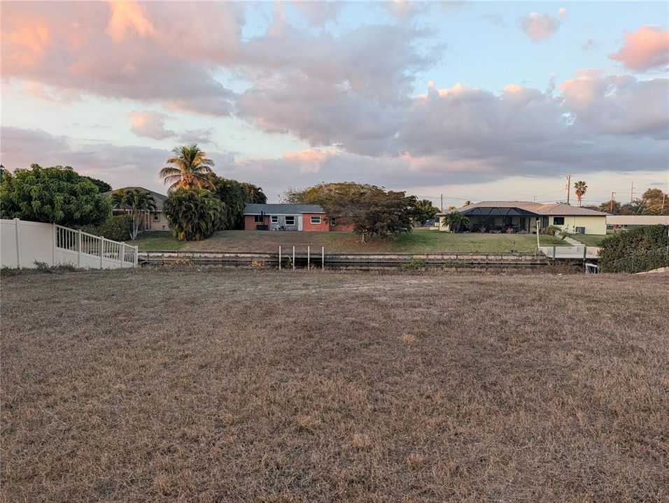 На продажу: $195,000 (0.23 acres)