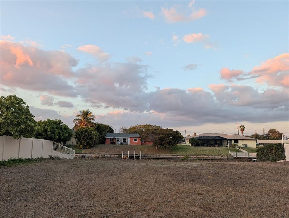 На продажу: $195,000 (0.23 acres)