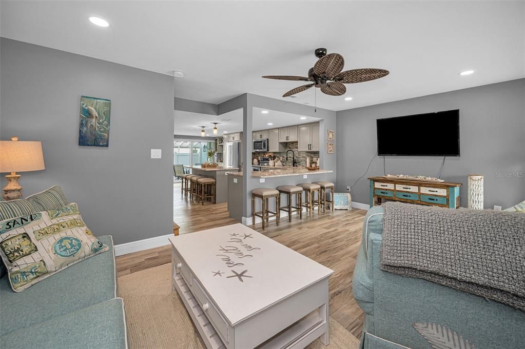 На продажу: $449,900 (2 спален, 2 ванн, 1208 Квадратных фут)