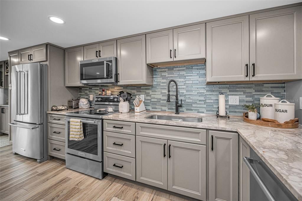 На продажу: $449,900 (2 спален, 2 ванн, 1208 Квадратных фут)