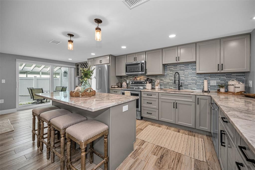 На продажу: $449,900 (2 спален, 2 ванн, 1208 Квадратных фут)