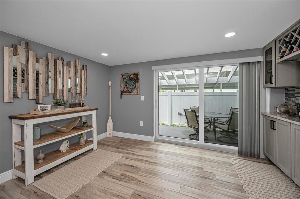 На продажу: $449,900 (2 спален, 2 ванн, 1208 Квадратных фут)