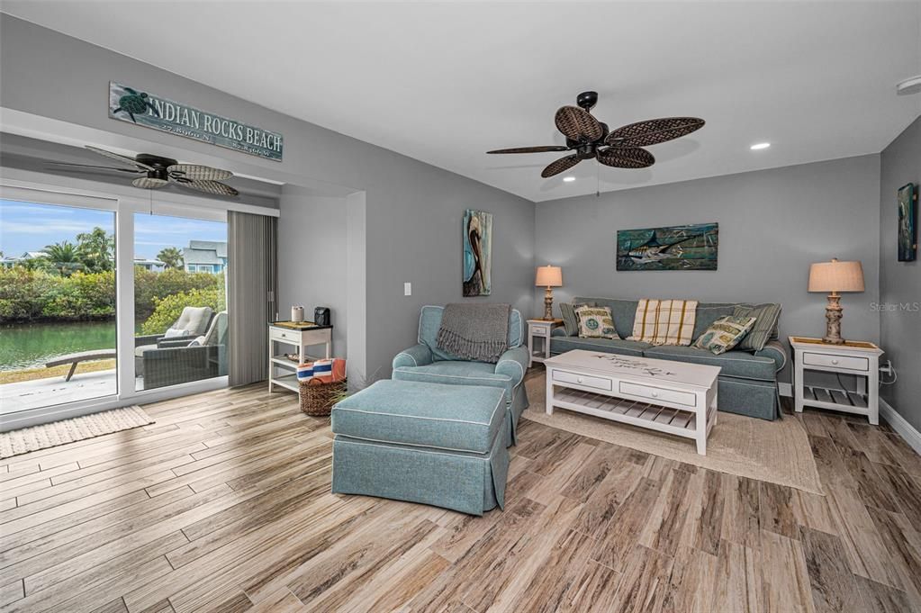 На продажу: $449,900 (2 спален, 2 ванн, 1208 Квадратных фут)