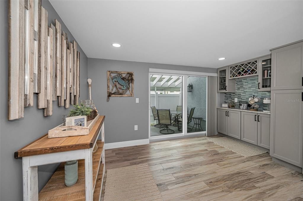 На продажу: $449,900 (2 спален, 2 ванн, 1208 Квадратных фут)