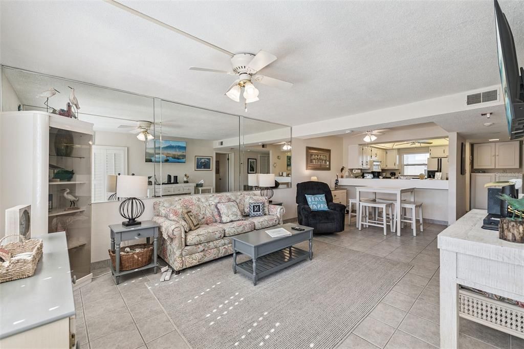 For Sale: $335,000 (1 beds, 1 baths, 766 Square Feet)