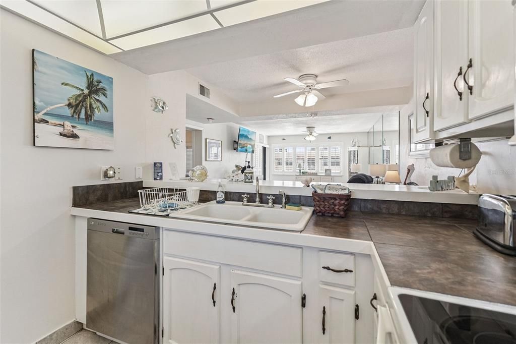 For Sale: $335,000 (1 beds, 1 baths, 766 Square Feet)