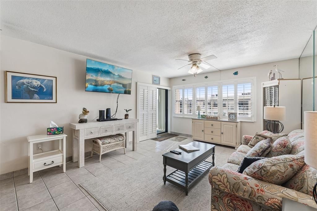 For Sale: $335,000 (1 beds, 1 baths, 766 Square Feet)