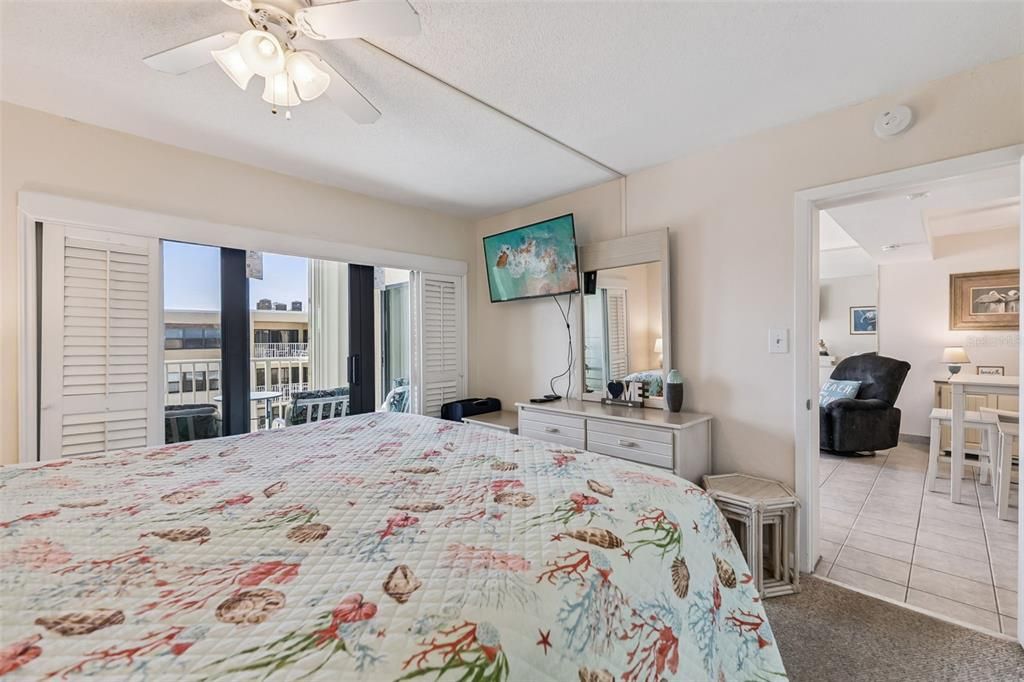 For Sale: $335,000 (1 beds, 1 baths, 766 Square Feet)
