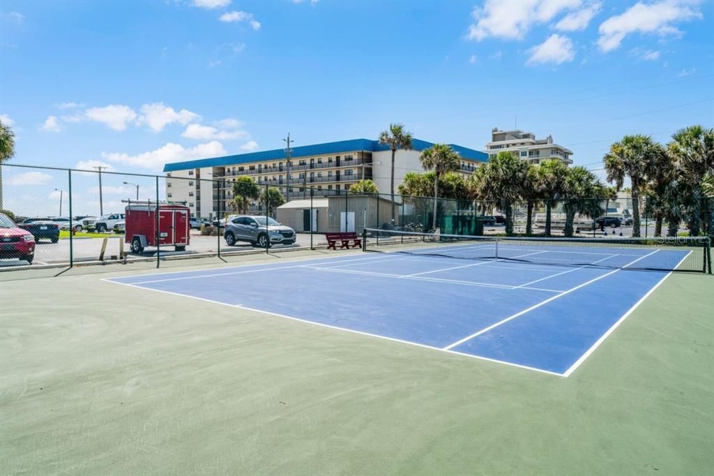 For Sale: $335,000 (1 beds, 1 baths, 766 Square Feet)