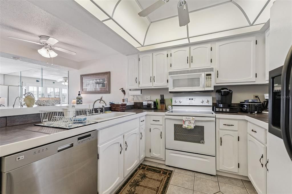 For Sale: $335,000 (1 beds, 1 baths, 766 Square Feet)