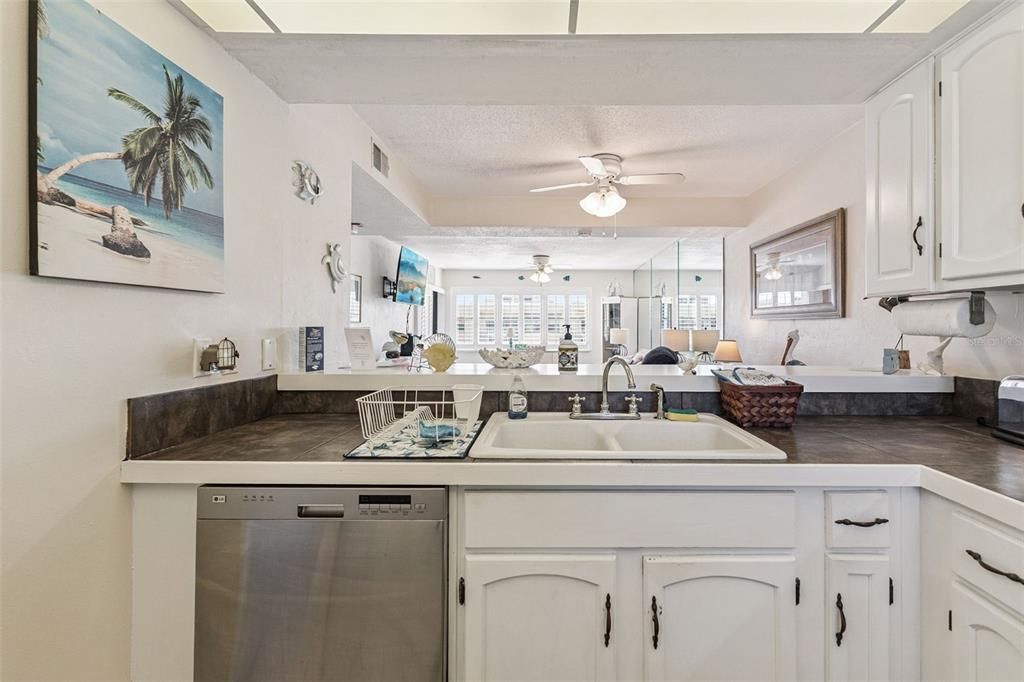 For Sale: $335,000 (1 beds, 1 baths, 766 Square Feet)