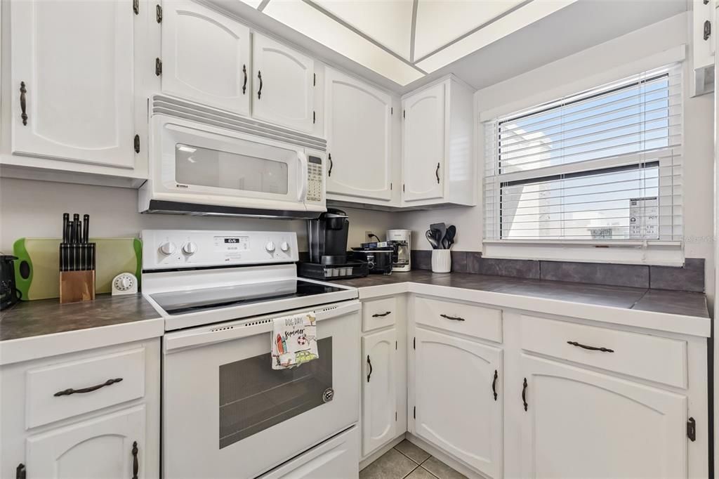 For Sale: $335,000 (1 beds, 1 baths, 766 Square Feet)