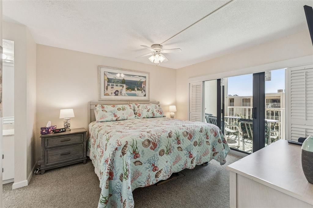 For Sale: $335,000 (1 beds, 1 baths, 766 Square Feet)