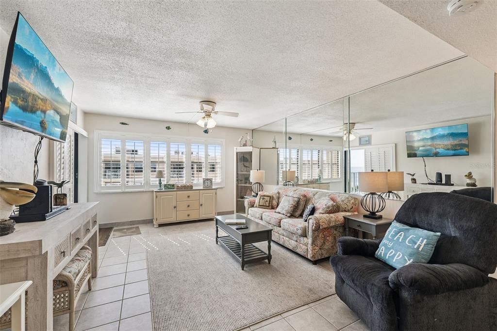 For Sale: $335,000 (1 beds, 1 baths, 766 Square Feet)