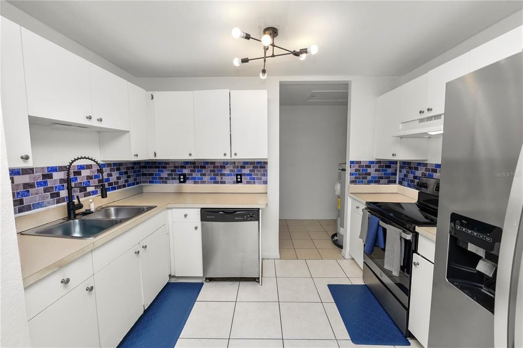 En Venta: $410,000 (6 camas, 0 baños, 2450 Pies cuadrados)