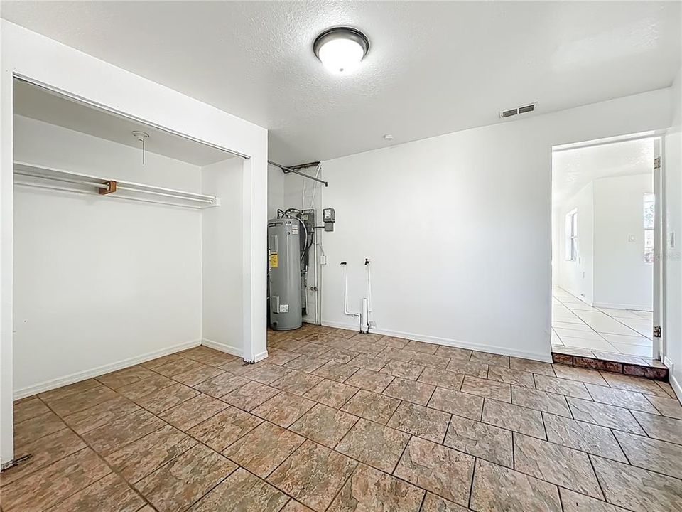 待售: $450,000 (5 贝兹, 0 浴室, 2341 平方英尺)