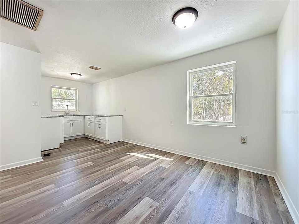 待售: $450,000 (5 贝兹, 0 浴室, 2341 平方英尺)