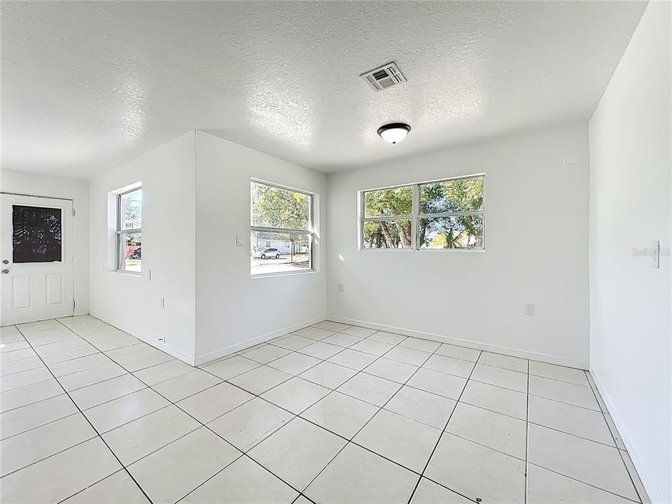 待售: $450,000 (5 贝兹, 0 浴室, 2341 平方英尺)