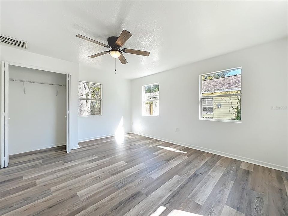 待售: $450,000 (5 贝兹, 0 浴室, 2341 平方英尺)