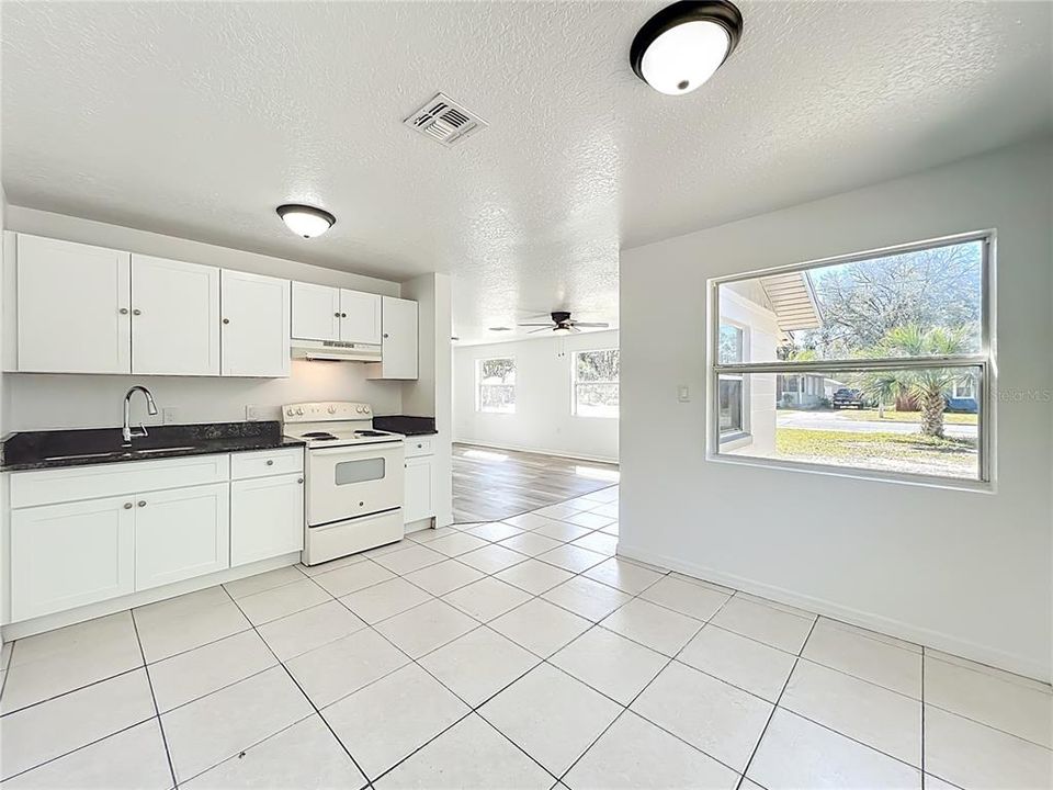 待售: $450,000 (5 贝兹, 0 浴室, 2341 平方英尺)