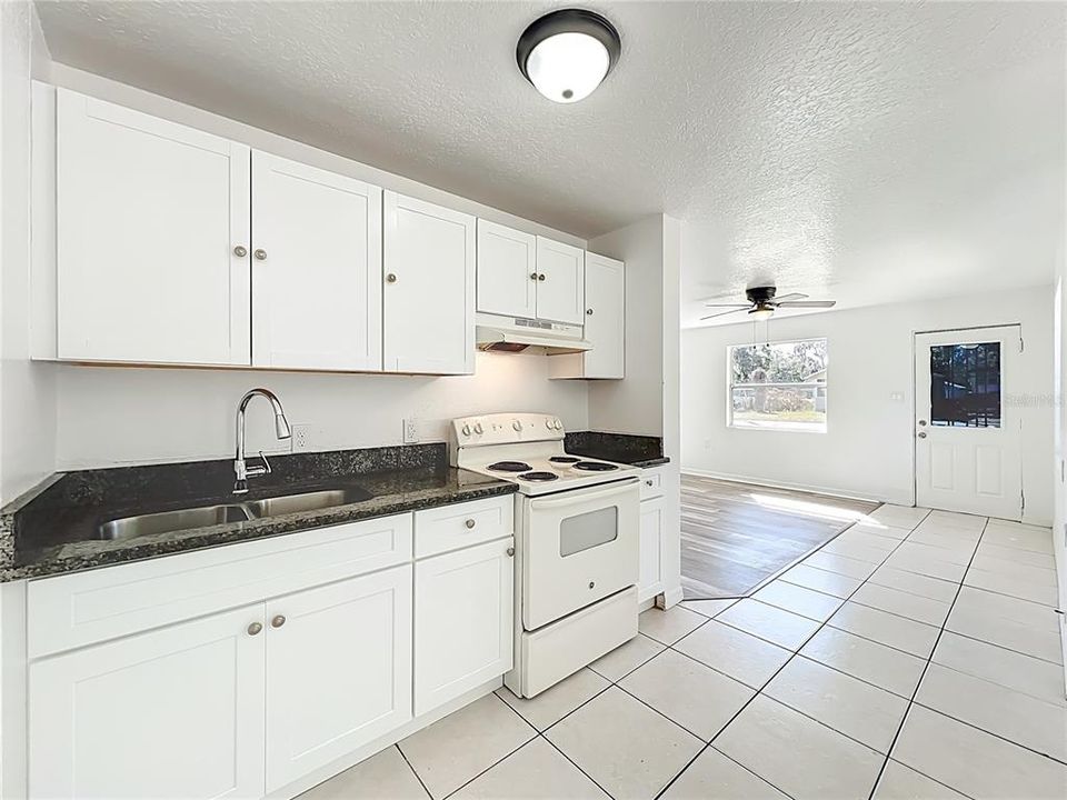 待售: $450,000 (5 贝兹, 0 浴室, 2341 平方英尺)