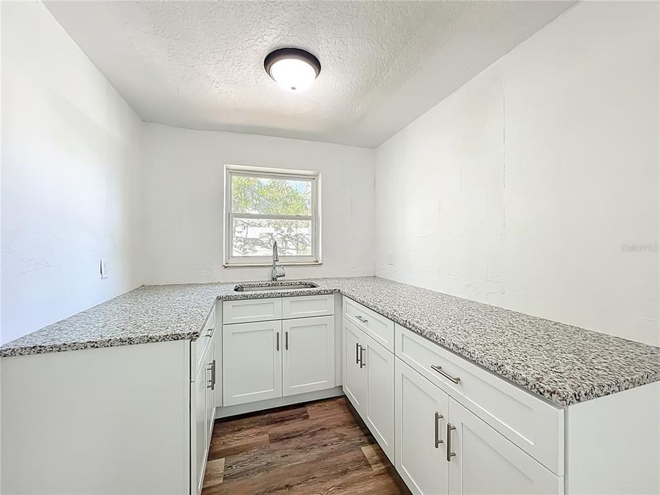 待售: $450,000 (5 贝兹, 0 浴室, 2341 平方英尺)