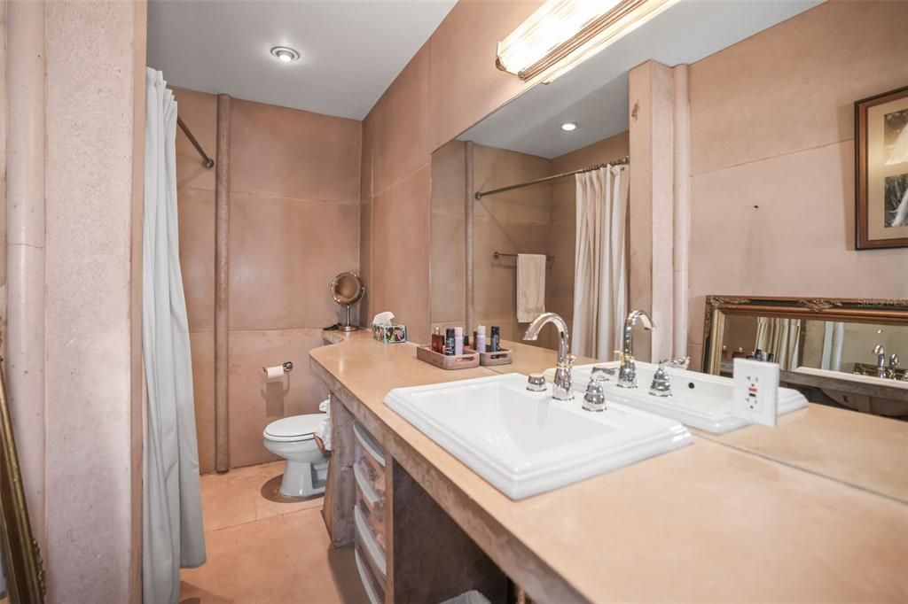 待售: $950,000 (0.21 acres)