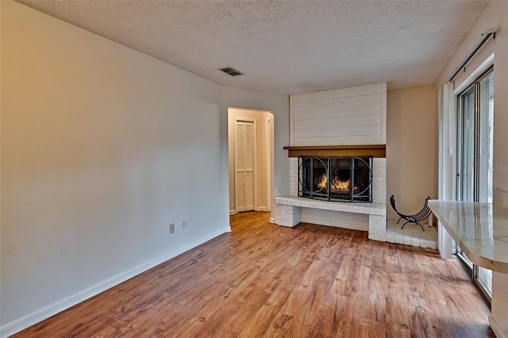 Activo con contrato: $259,900 (3 camas, 2 baños, 1317 Pies cuadrados)