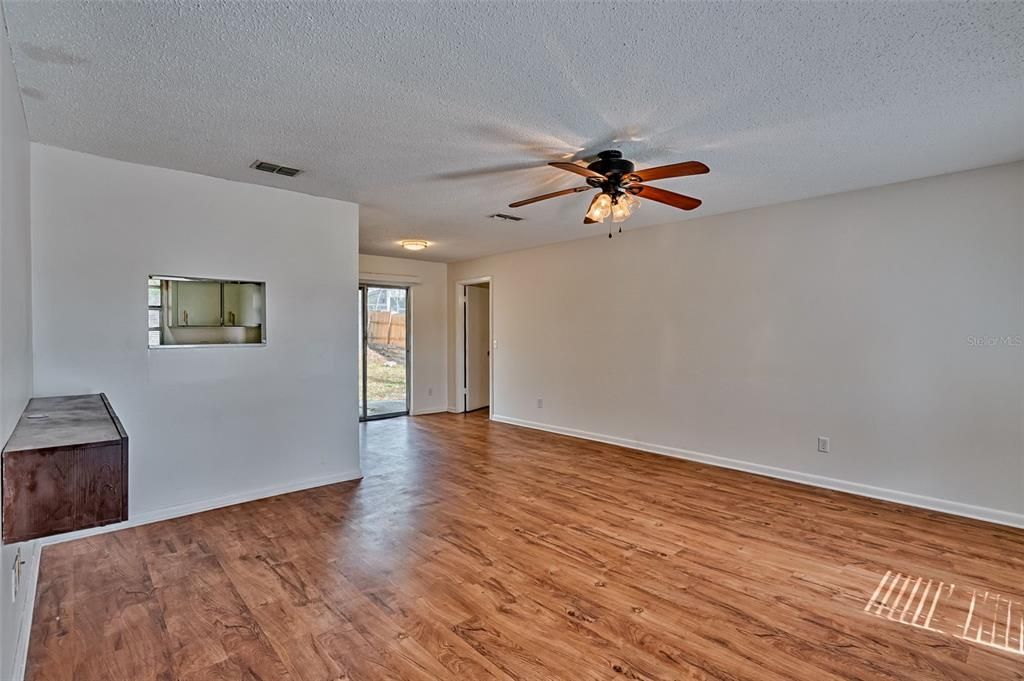 Activo con contrato: $259,900 (3 camas, 2 baños, 1317 Pies cuadrados)