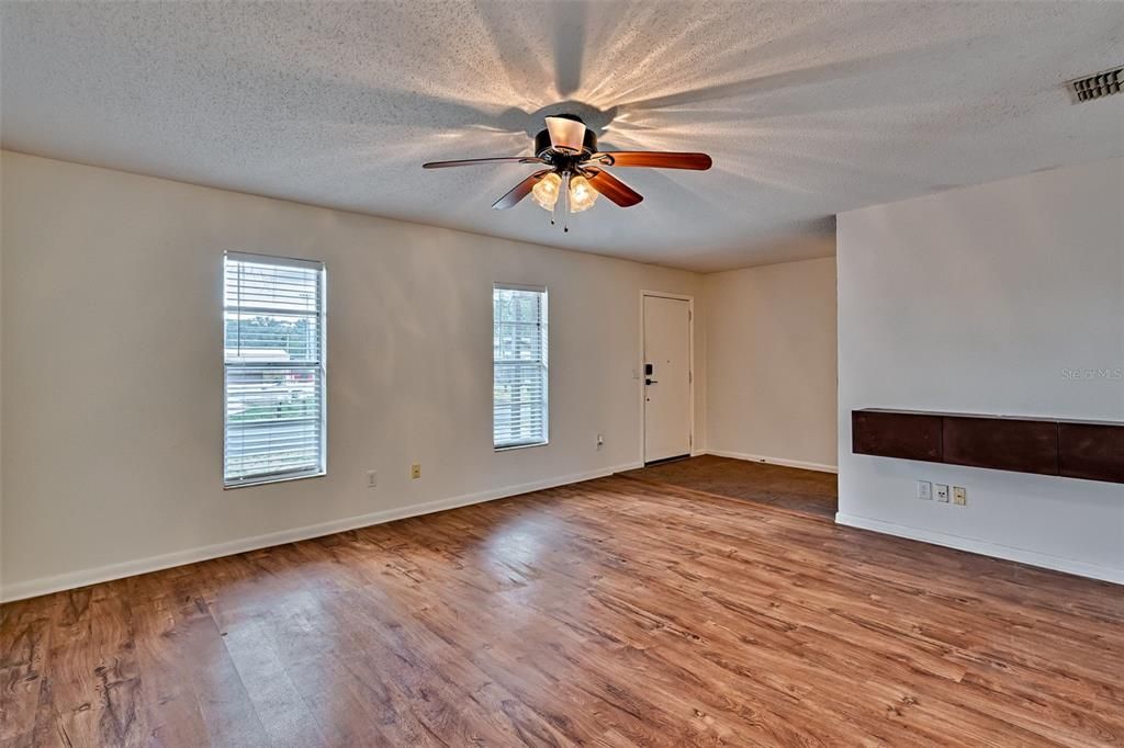 Activo con contrato: $259,900 (3 camas, 2 baños, 1317 Pies cuadrados)