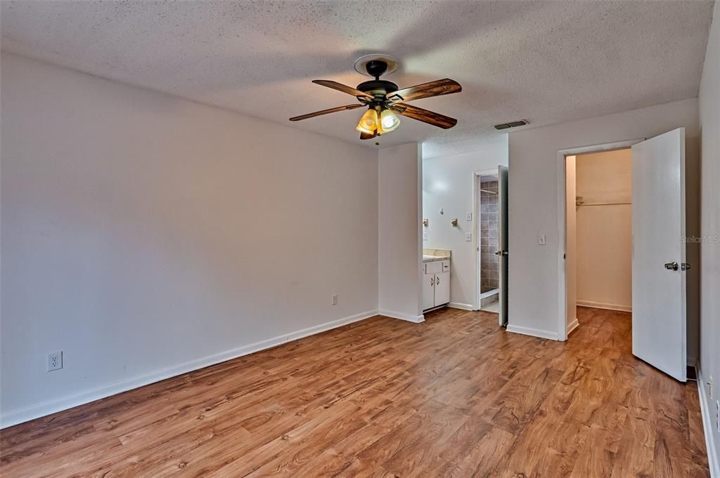 Activo con contrato: $259,900 (3 camas, 2 baños, 1317 Pies cuadrados)