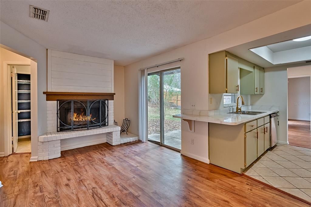 Activo con contrato: $259,900 (3 camas, 2 baños, 1317 Pies cuadrados)