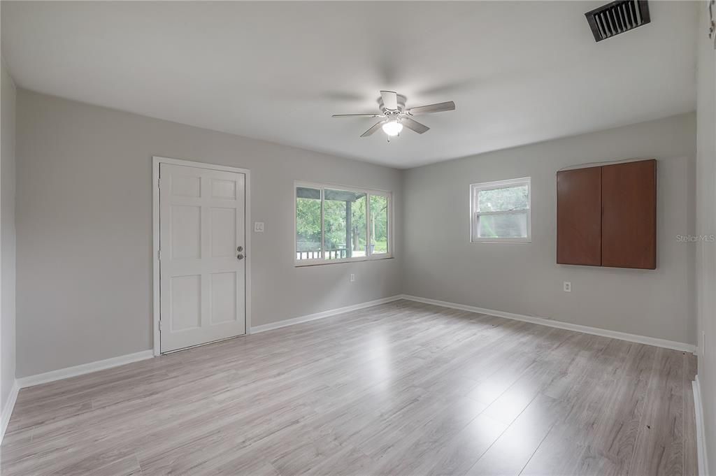 Active With Contract: $262,500 (2 beds, 1 baths, 816 Square Feet)