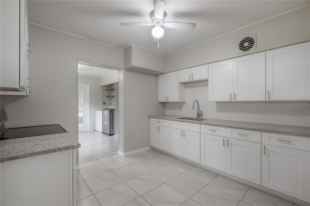 Active With Contract: $262,500 (2 beds, 1 baths, 816 Square Feet)