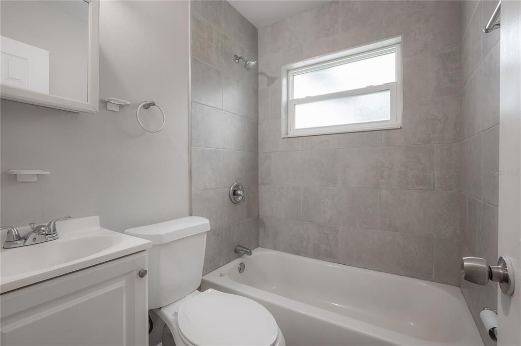 Active With Contract: $262,500 (2 beds, 1 baths, 816 Square Feet)