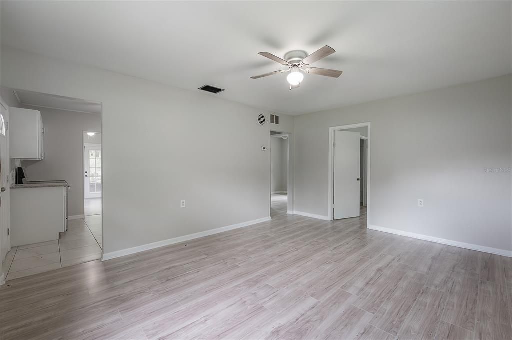Active With Contract: $262,500 (2 beds, 1 baths, 816 Square Feet)