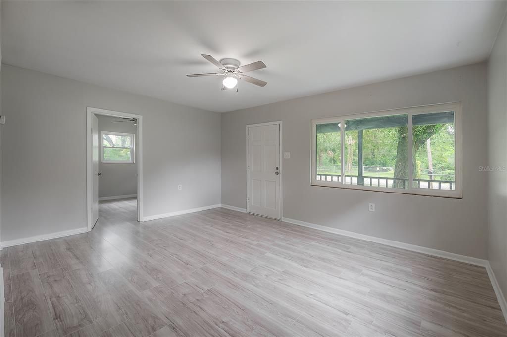 Active With Contract: $262,500 (2 beds, 1 baths, 816 Square Feet)