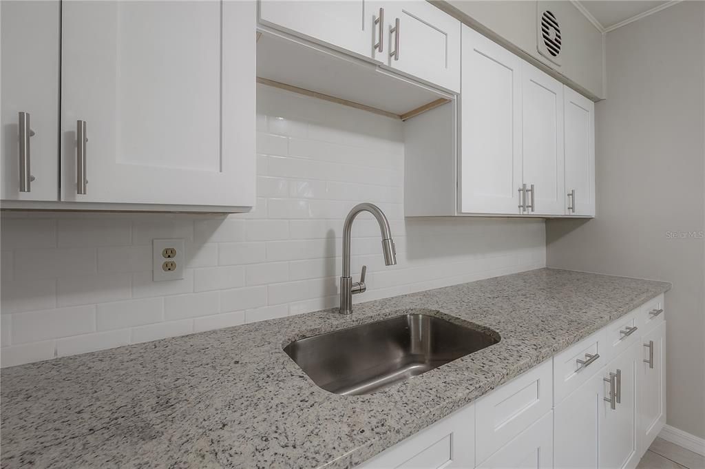 Active With Contract: $262,500 (2 beds, 1 baths, 816 Square Feet)