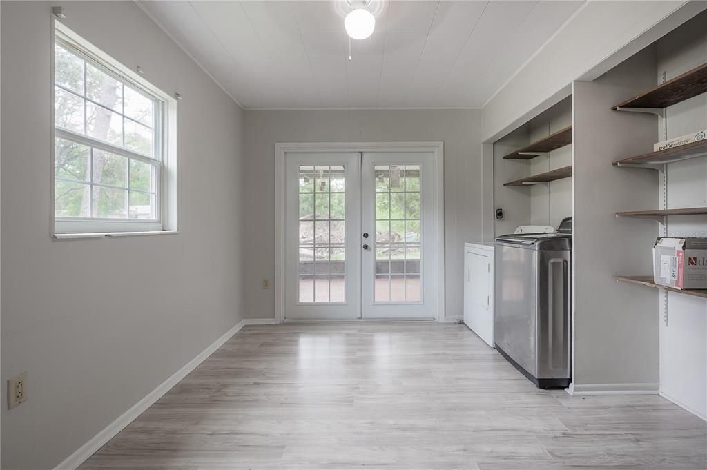 Active With Contract: $262,500 (2 beds, 1 baths, 816 Square Feet)
