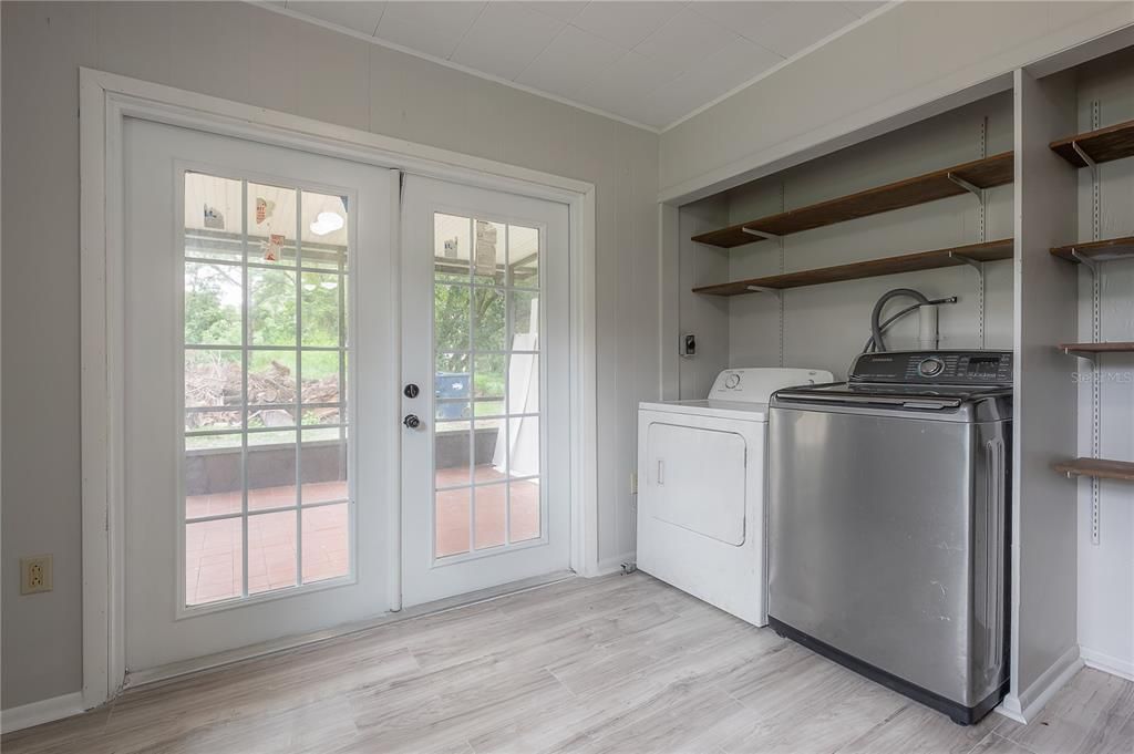 Active With Contract: $262,500 (2 beds, 1 baths, 816 Square Feet)