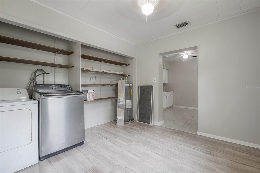 Active With Contract: $262,500 (2 beds, 1 baths, 816 Square Feet)