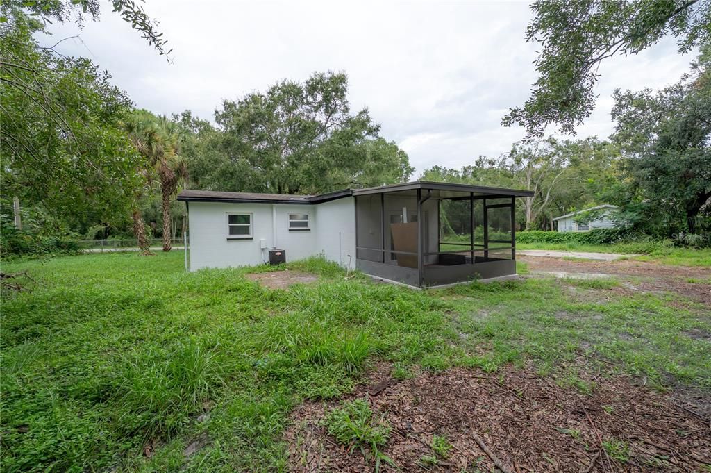 Active With Contract: $262,500 (2 beds, 1 baths, 816 Square Feet)