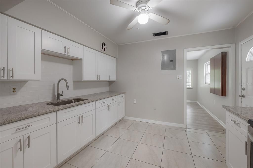 Active With Contract: $262,500 (2 beds, 1 baths, 816 Square Feet)