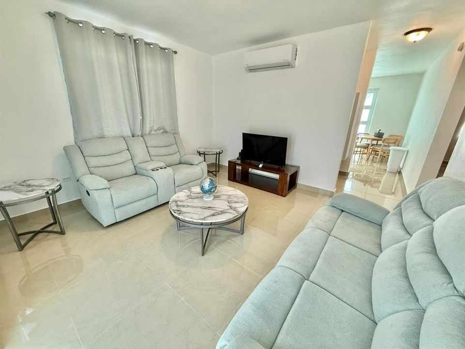 En Venta: $585,000 (4 camas, 2 baños, 2400 Pies cuadrados)