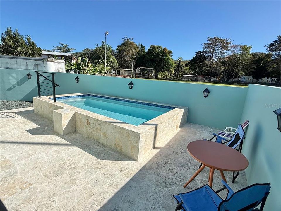 En Venta: $585,000 (4 camas, 2 baños, 2400 Pies cuadrados)