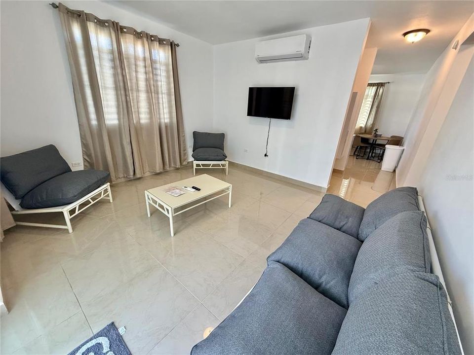 En Venta: $585,000 (4 camas, 2 baños, 2400 Pies cuadrados)