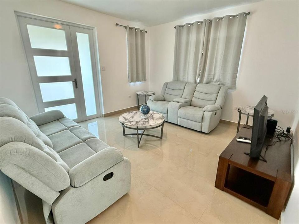 En Venta: $585,000 (4 camas, 2 baños, 2400 Pies cuadrados)
